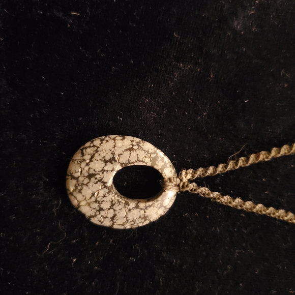 Handmade macrame necklace - Picture 3 of 3